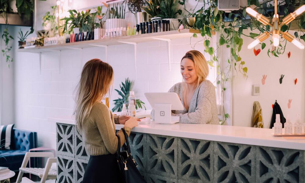 ¿Cuáles son las funciones de una recepcionista de peluquería o estética?
